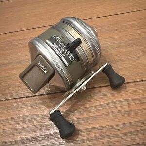 Vintage Zebco One Classic Spincast Fishing Reel FeatherTouch Cast Control
